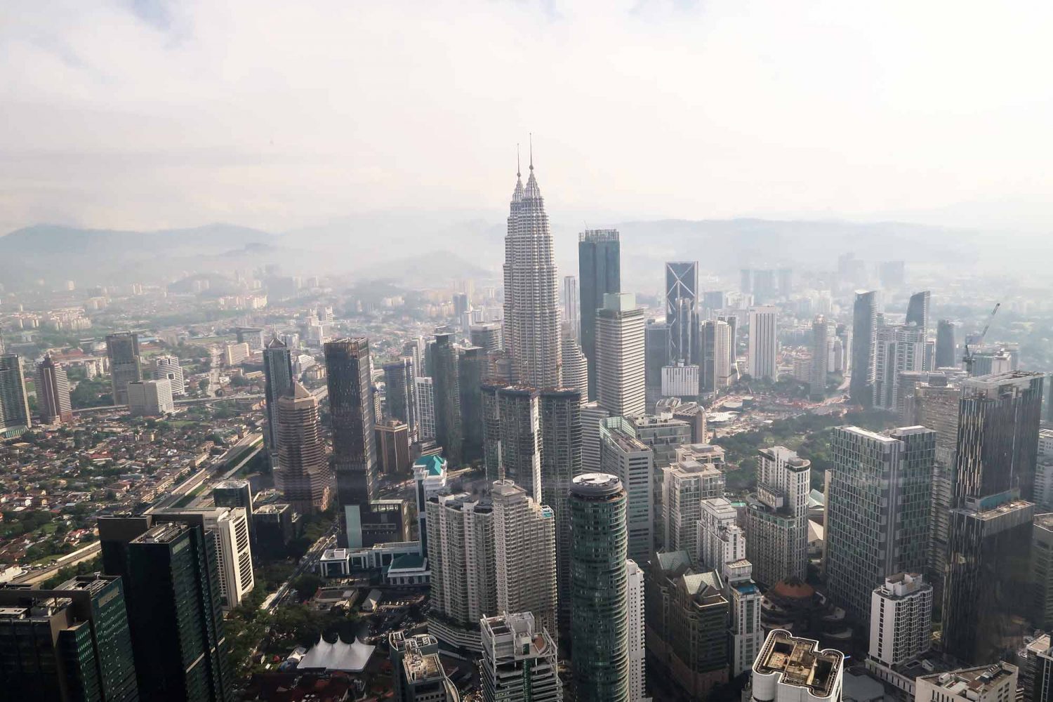 Der 360° Panoramablick, mit den Petronas Towers, vom Menara KL in Kuala Lumpur