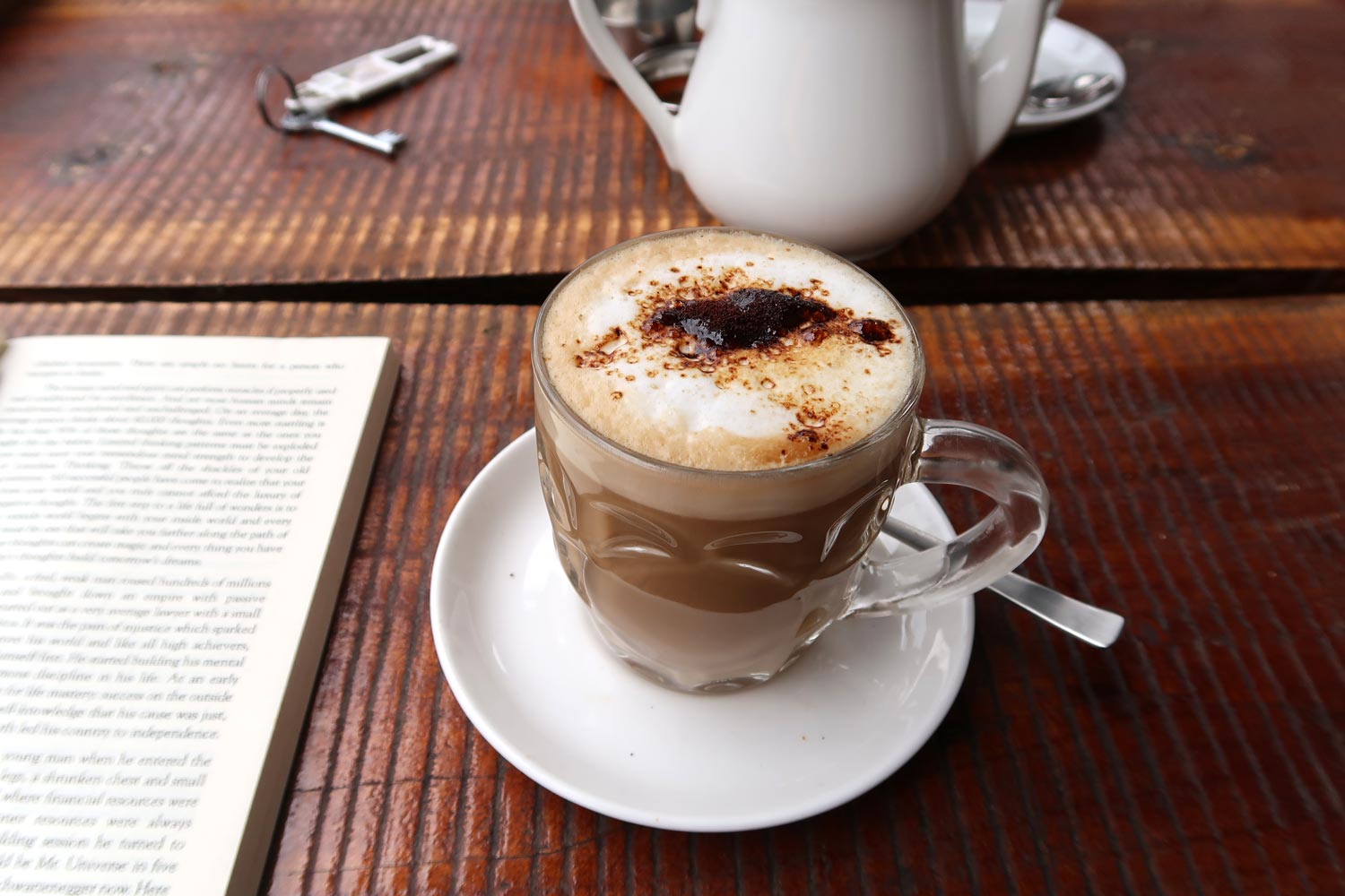 Kaffee im Buchladen von Fort Kochi - likeontravel