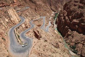 Spitzkehren in der Dates Schlucht - Aussicht Cafe Tizzimilite likeontravel