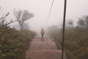 Nasskaltes Wetter während der Adams Peak WanderungNasskaltes Wetter während der Adams Peak Wanderung