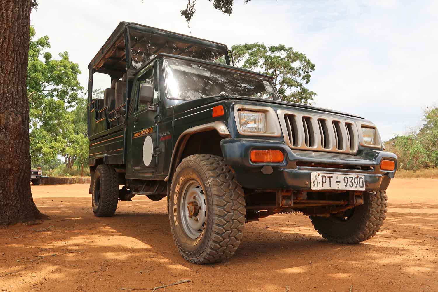 Jeep bei einer Safari im Yala Nationalpark