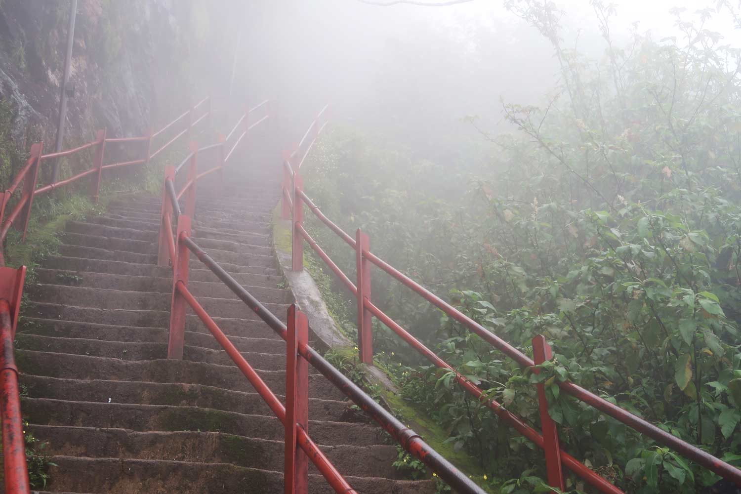 Treppe des Adam's Peak in Sri Lanka bei Nebel