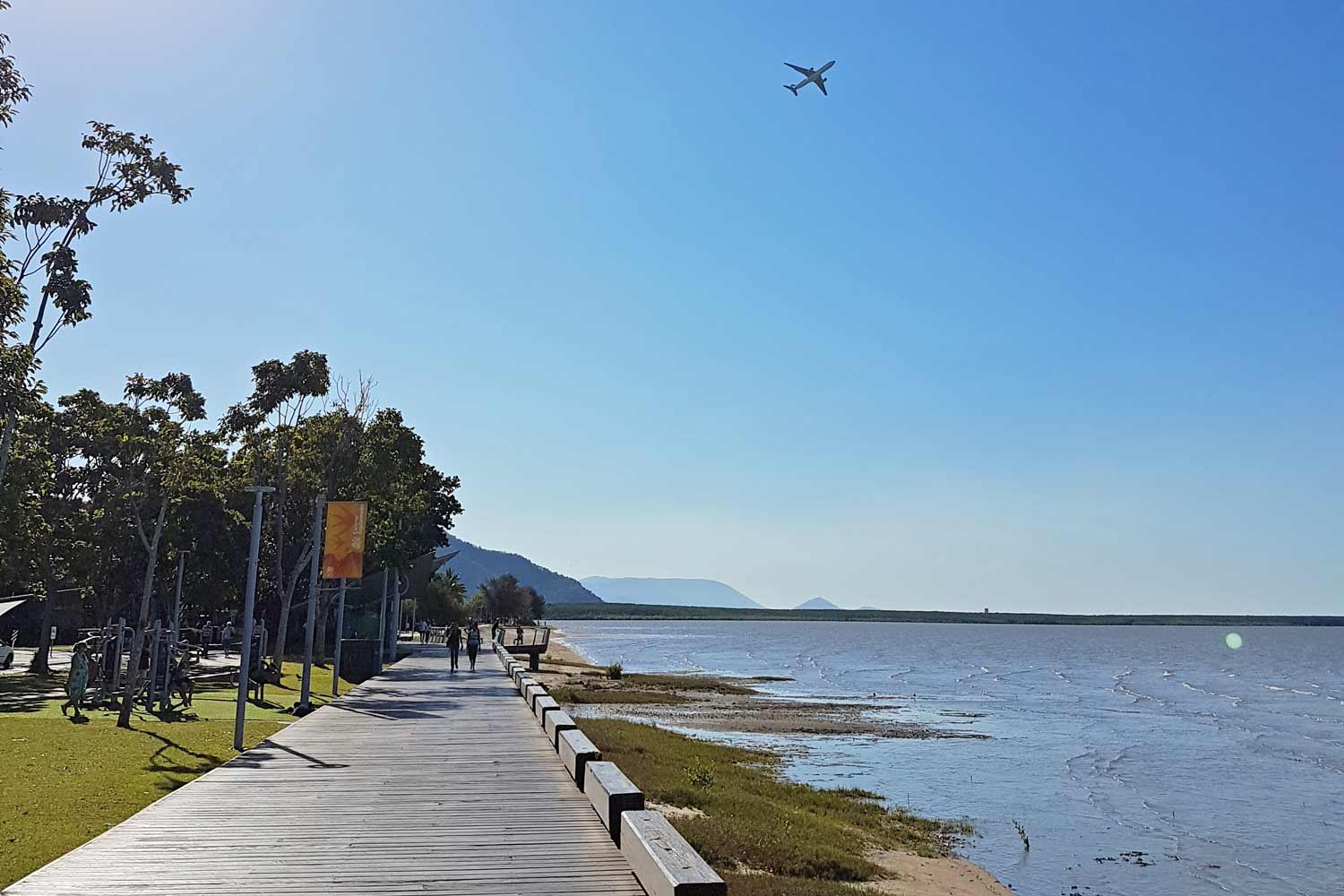 Boardwalk in Cairns bei Ebbe