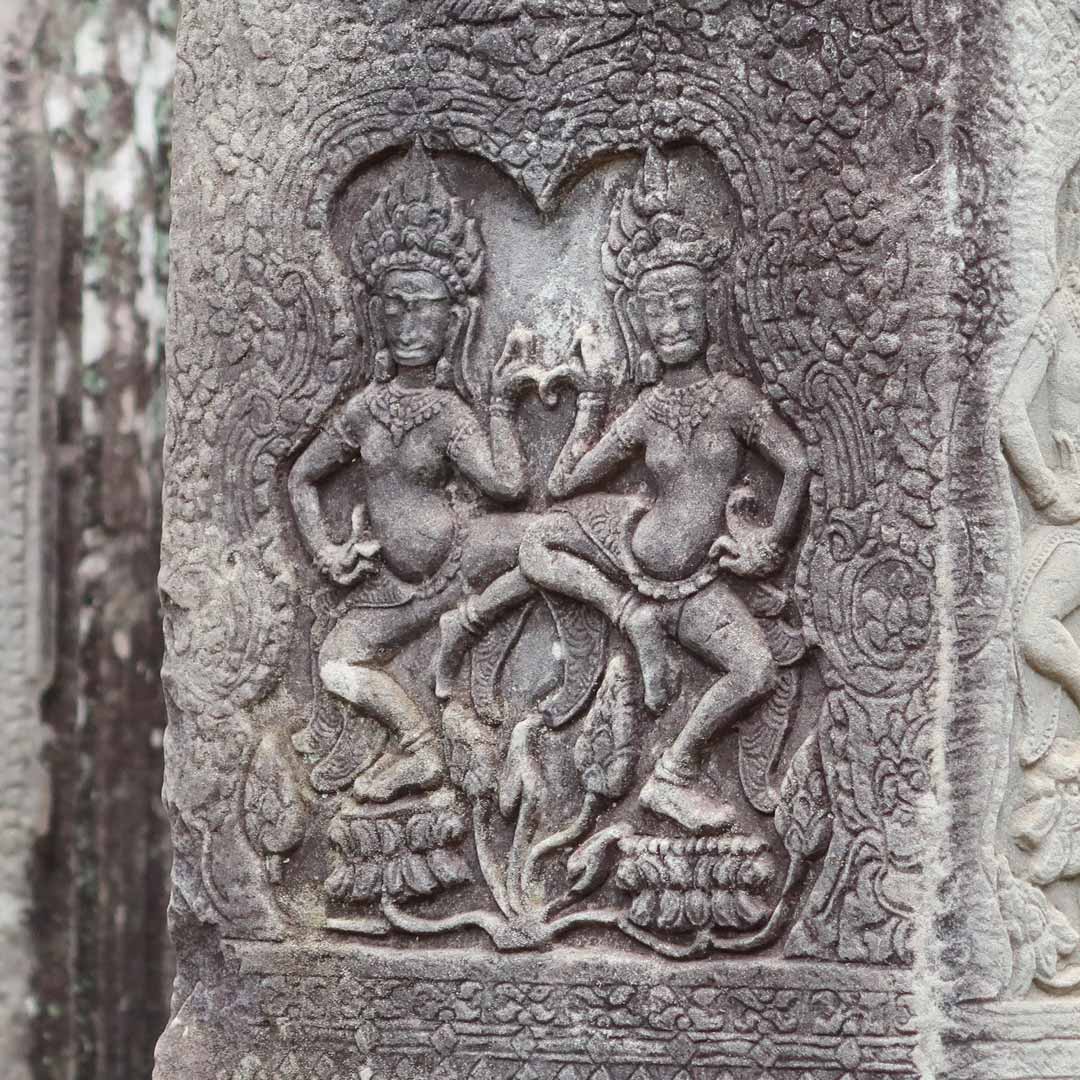 Detailreiche Flachreliefs an den Tempelwänden in Kambodscha