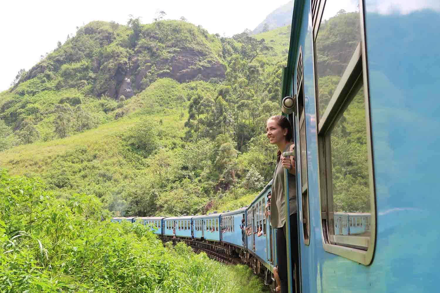 Zugfahrt von Kandy nach Ella in Sri Lanka - aus dem Zug lehnen - Weltreise Highlights