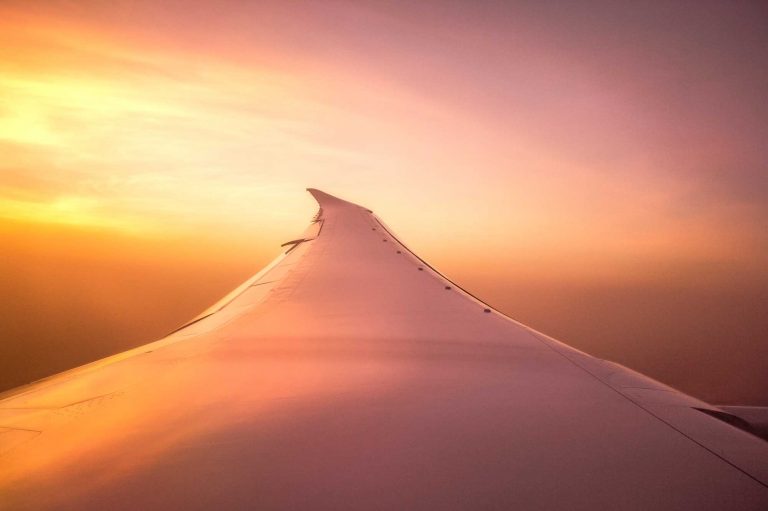 Sonnenuntergang aus der Flugzeug Sicht auf die Tragfläche