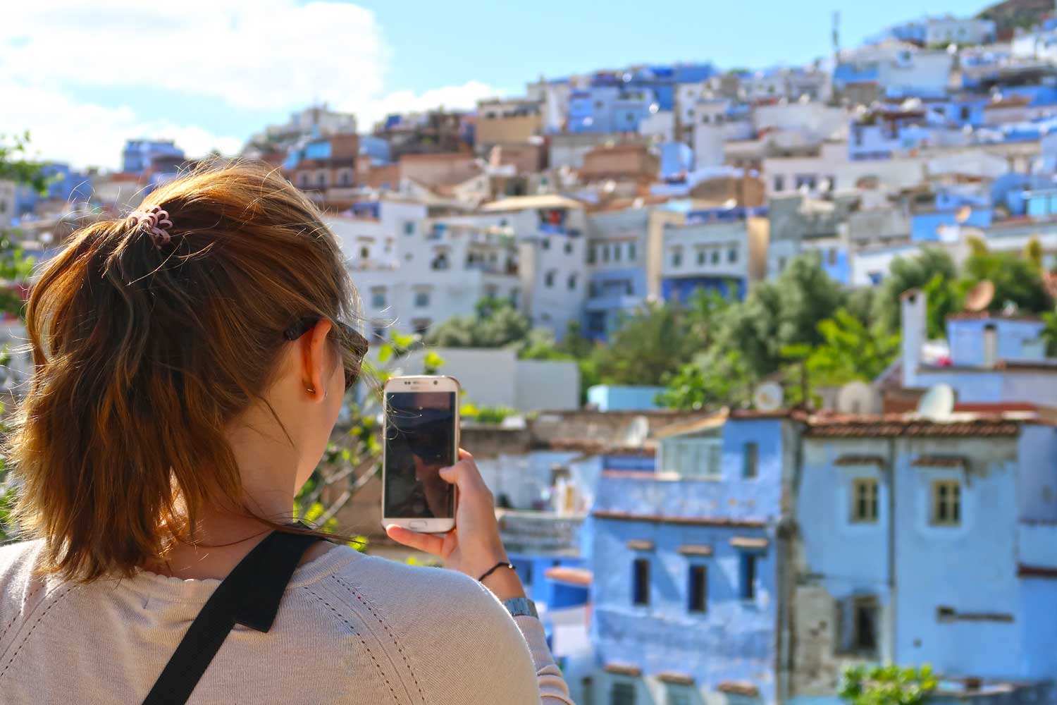 Frau blickt auf die Stadt Chefchaouen