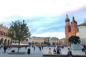 rynek glowny in krakau bei dämmerung