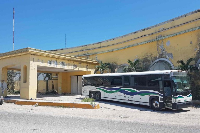 Bus an der Grenze zwischen Belize und Mexiko