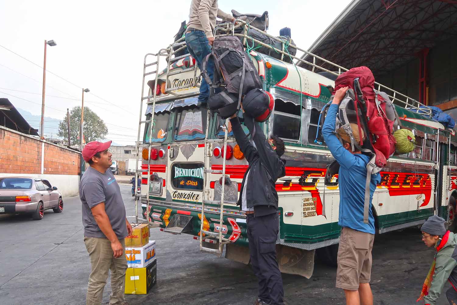 Guatemala Packliste - Was du in Mittelamerika brauchst - Gepäck beim Chicken Bus