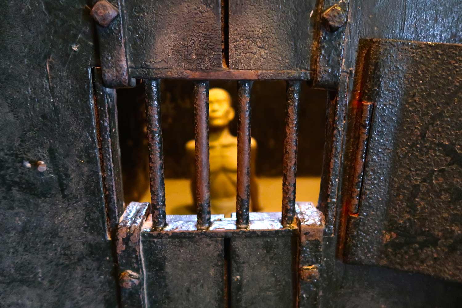 Hanoi Sehenswürdigkeiten - 10 Dinge, die du machen solltest - Hoa Lo Gefängnis