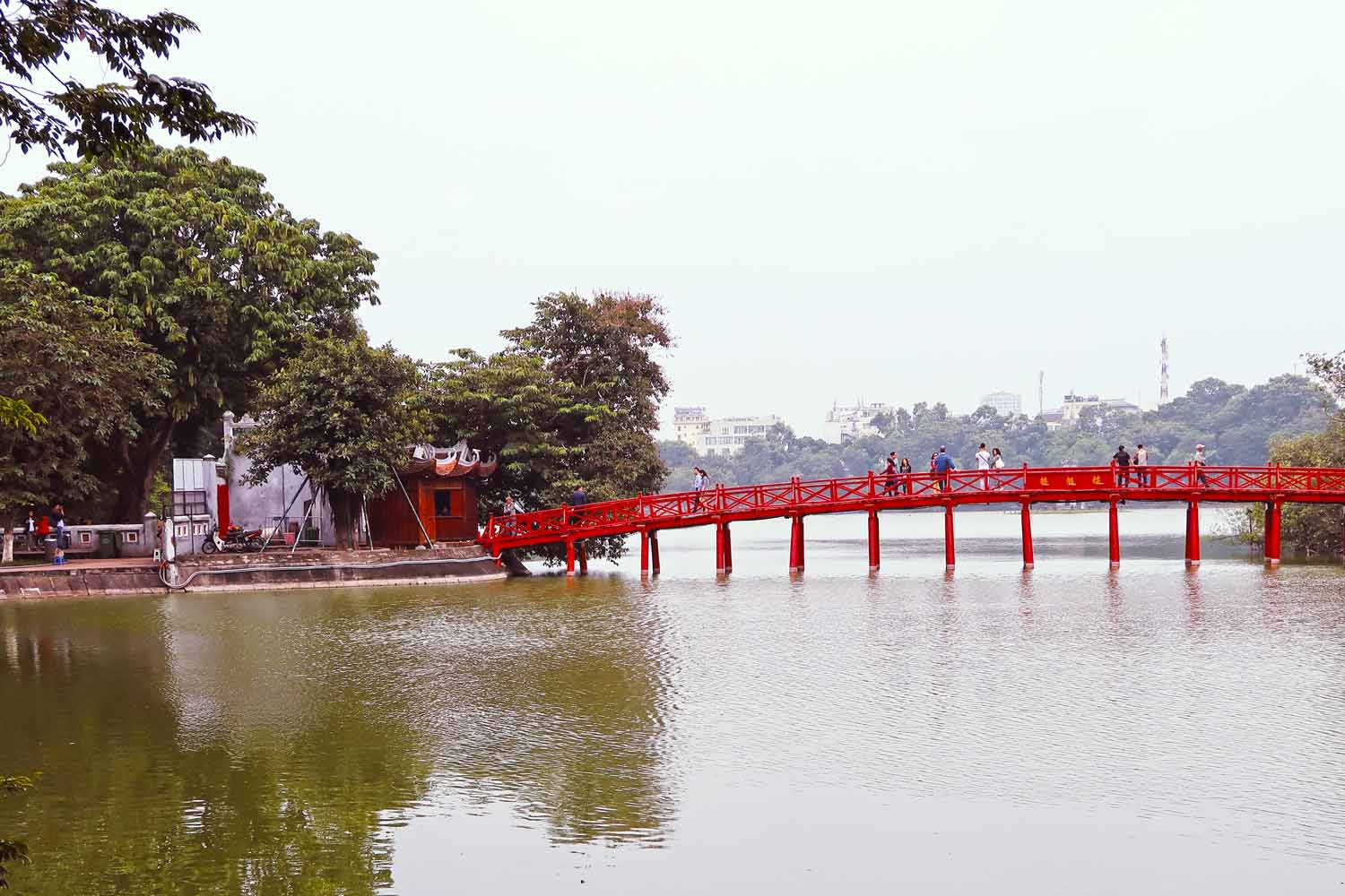 Hanoi Sehenswürdigkeiten - 10 Dinge, die du machen solltest - Die Brücke des Hoan Kiem Sees