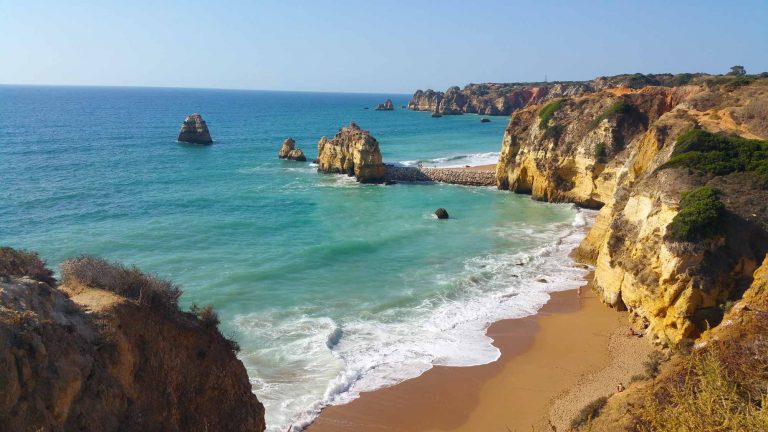 Strandurlaub Portugal - 13 geniale Spots, die du kennen musst! #portugal #europa #algarve #bestenstrände #schönstestrände #beachhopping #reisezeit #spots #tipps #reiseblog