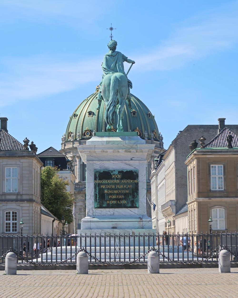 Die Kuppel der Frederiks Kirke hinter der Reiterstatue