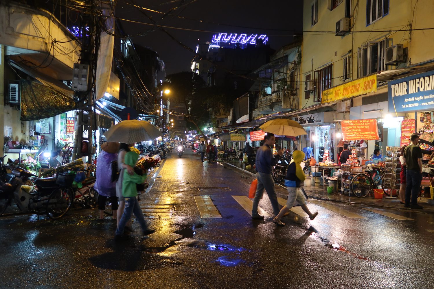 Abends in der Altstadt von Hanoi