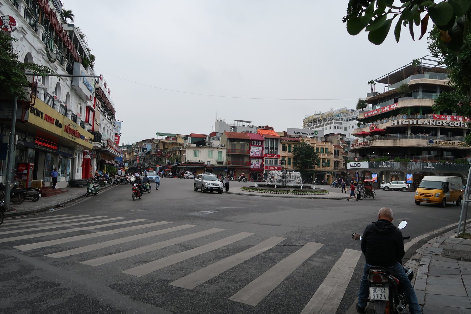 Straßenkreuzung in der Altstadt von Hanoi
